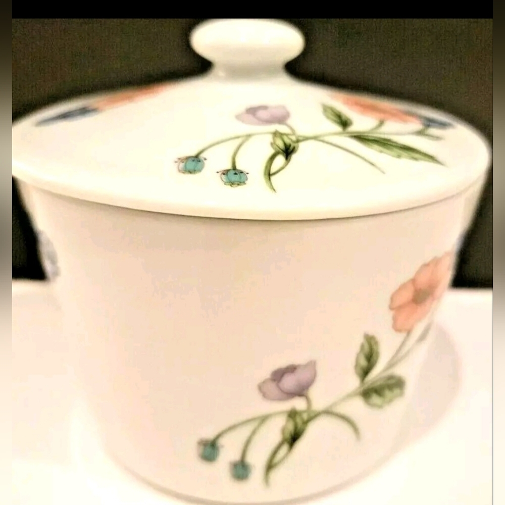 House of Prill Porcelain Poppy Lidded Storage Container Pre-owned.